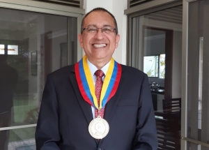 Gustavo E. Bolaños: ¡Medalla al Mérito Educativo!
